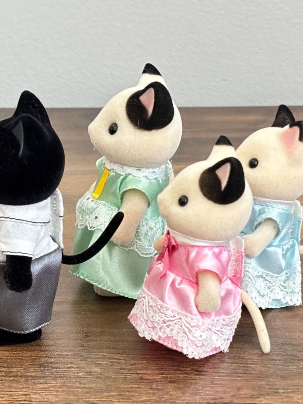 Calico Critters Sylvanian Families  Tuxedo Cat Family SET 4 Figures With Clothes - Picture 10 of 11